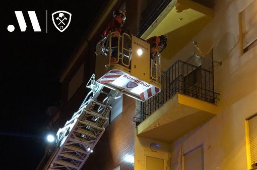 Momento en el que los bomberos acceden a la vivienda por un balcón.