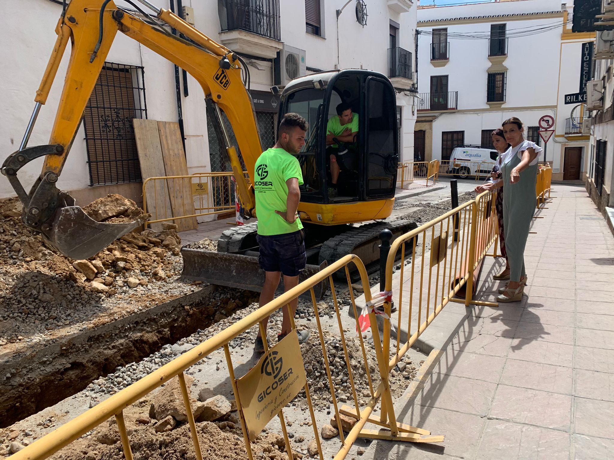 Renuevan la la red de saneamiento en la calle Calvo Asensio