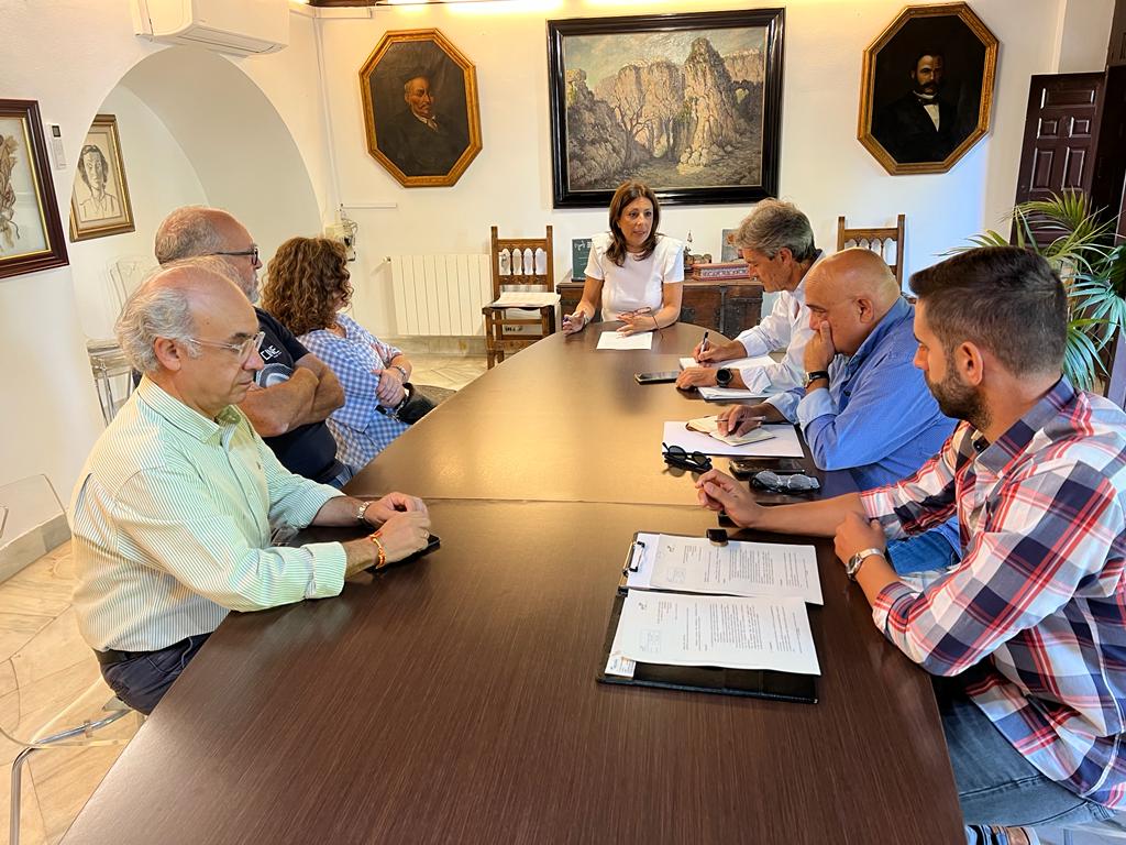 Reunión entre los responsables municipales y representantes de los vecinos.