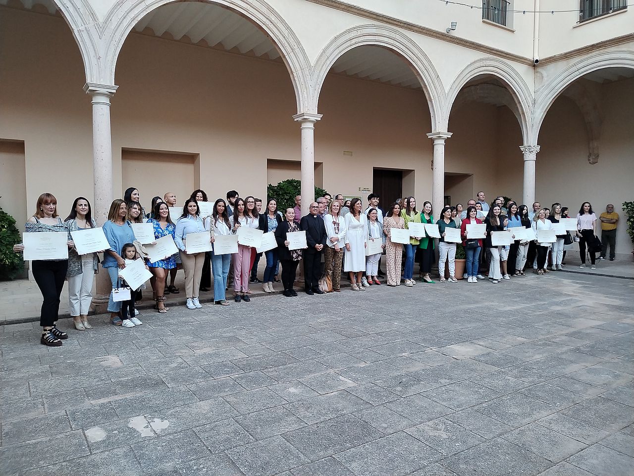 Los alumnos y padres en el momento de recoger las becas universitarias.