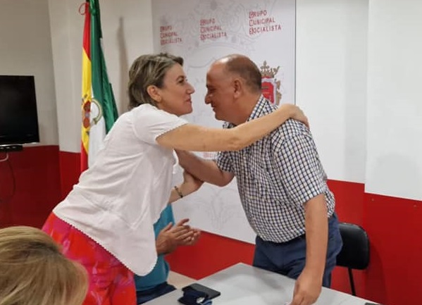 Imagen de Aguilera y de Cañestro abrazándose en la Casa del Pueblo.