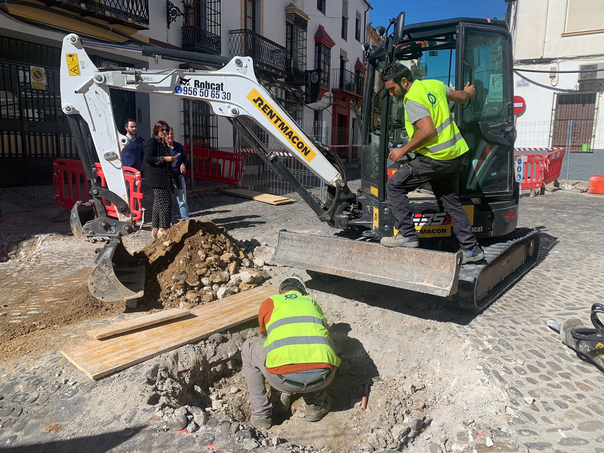 La alcaldesa ha visitado las obras que se están realizando en las calles Santa Cecilia y Virgen de los Dolores.