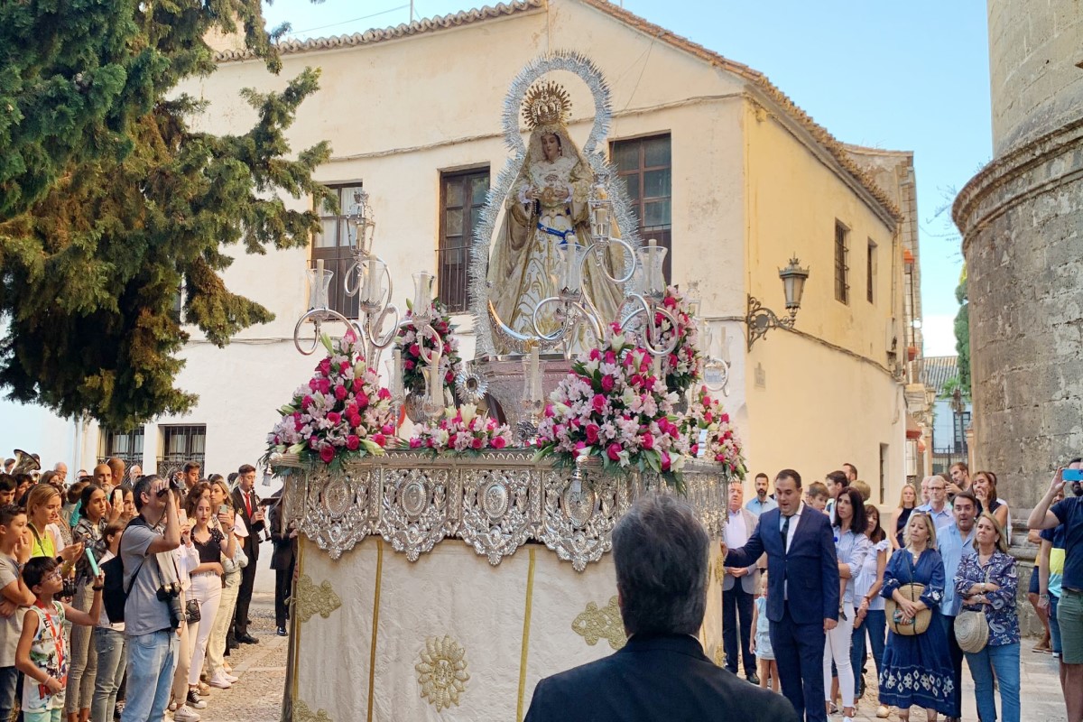 El paso de costaleros en la salida de la procesión. Foto Ayuntamiento Ronda.