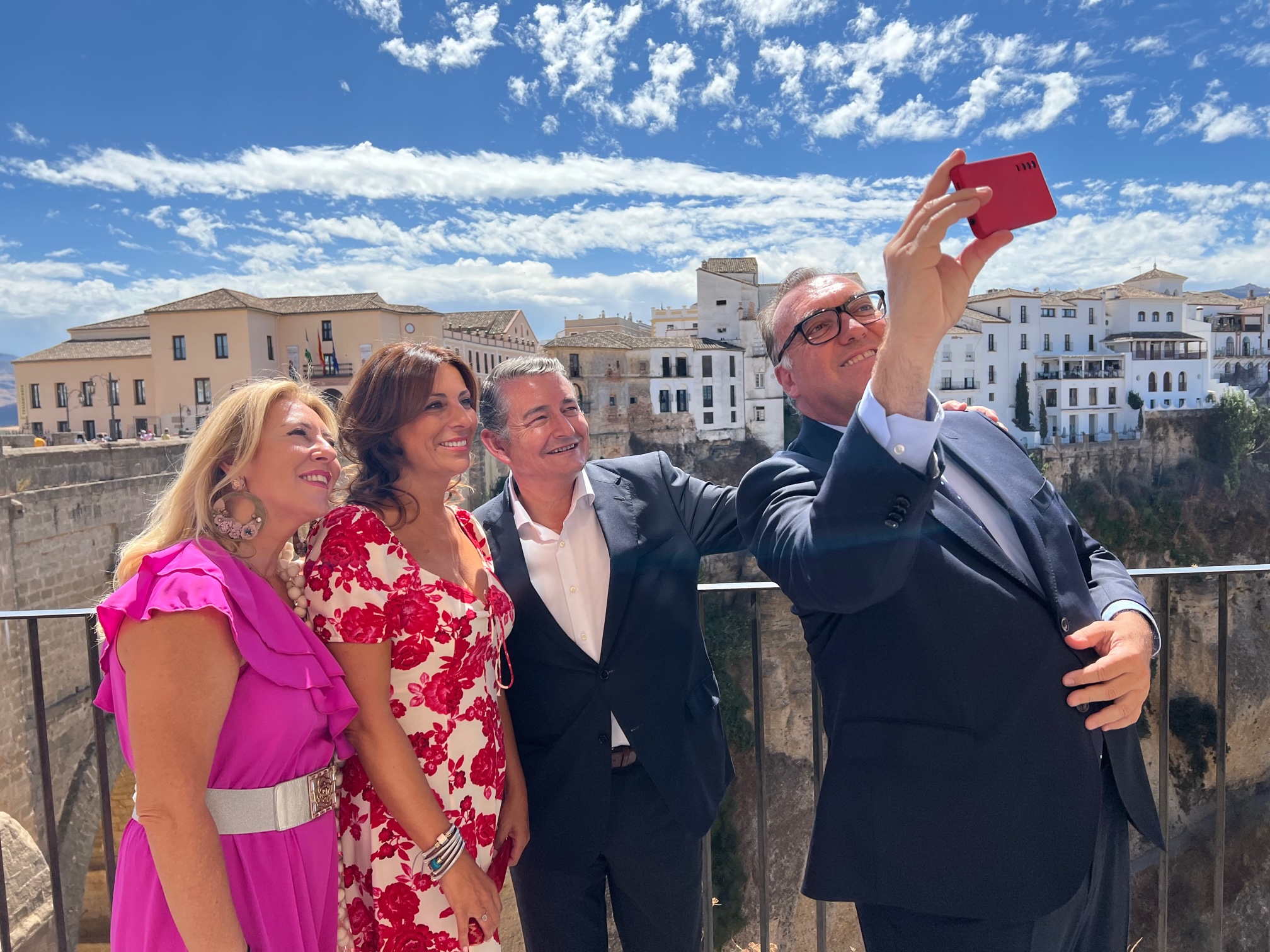 La alcaldesa, junto a los consejeros de Presidencia, Economía y Turismo.