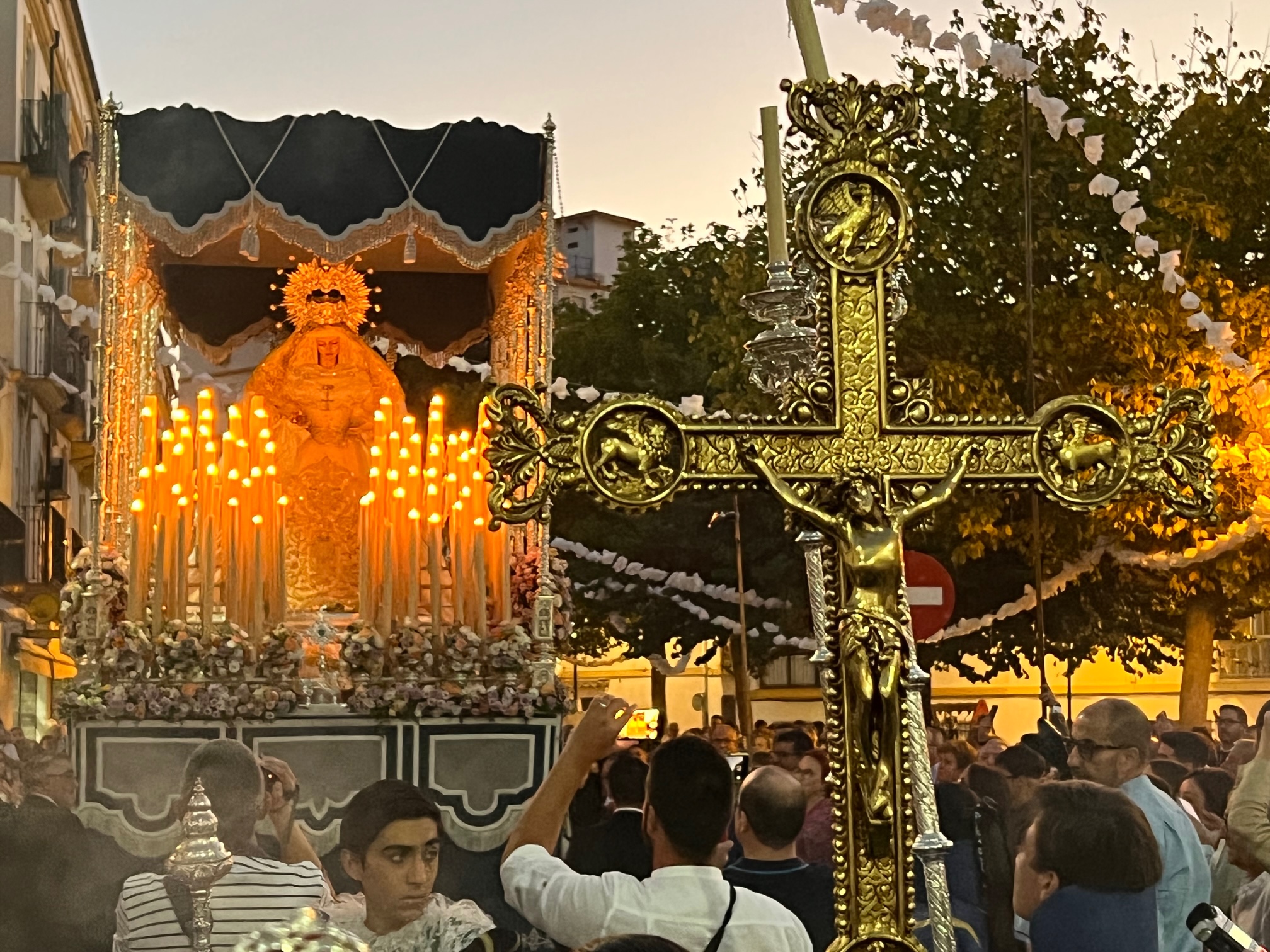Momento en el que la Virgen del Rosario pasa por la plaza de La Esperanza.