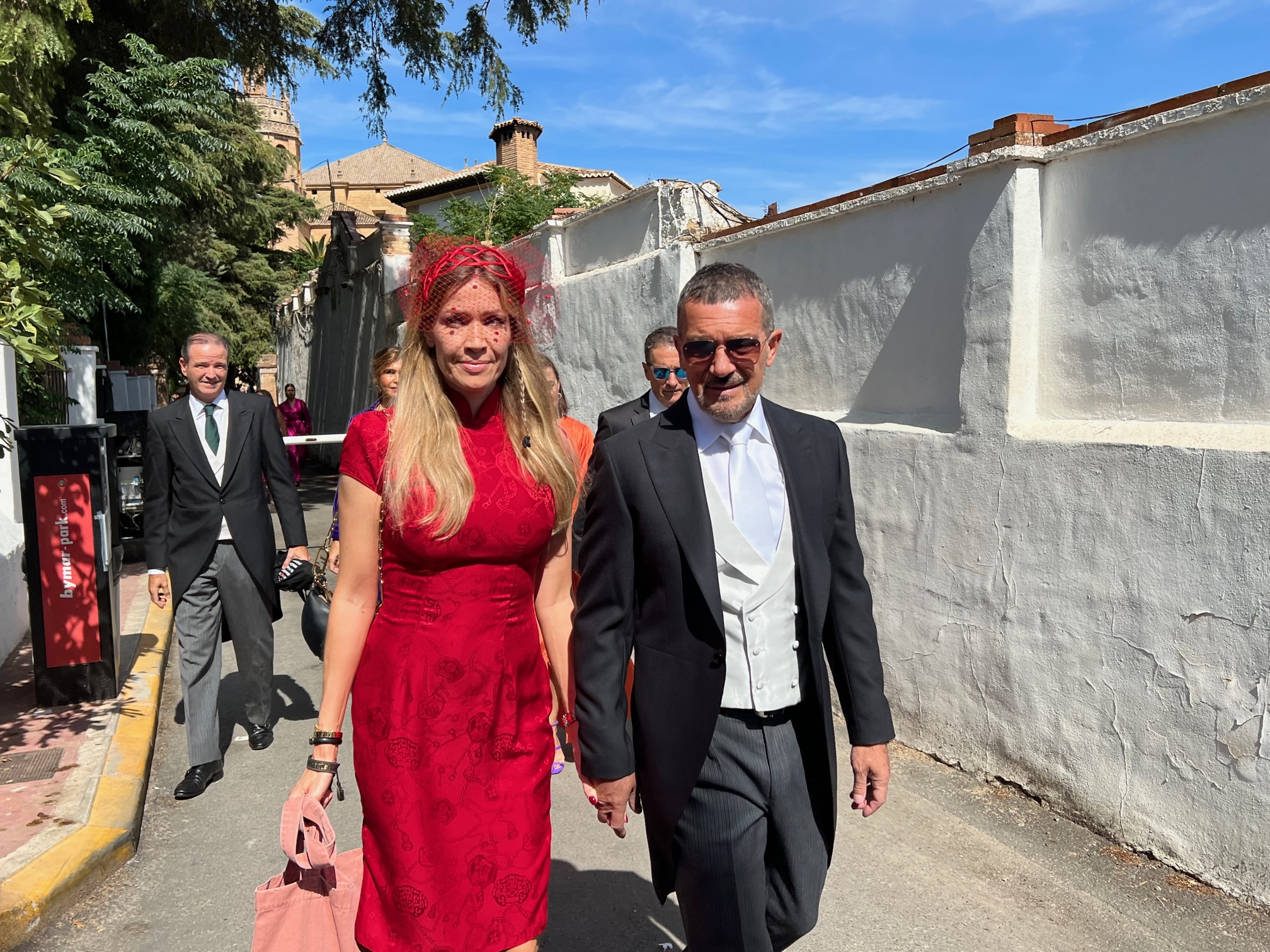 Antonio Banderas con su pareja Nicole Kimpel llegando al santuario de María Auxiliadora.