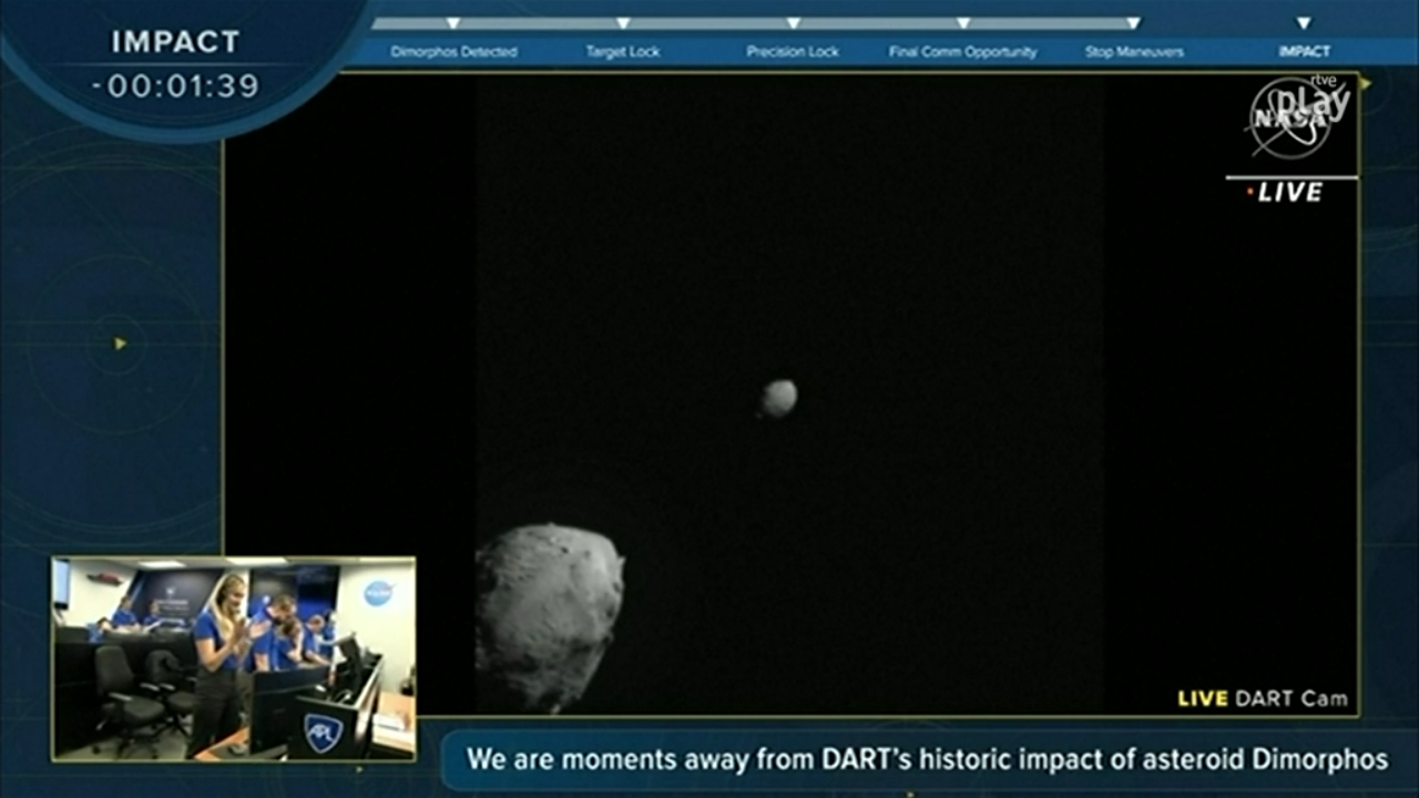 Imagen del sistema binario Didymos / Dimorphos, minuto y medio antes de impactar DART con Dimorphos. (NASA/Johns Hopkins APL/NASA TV).