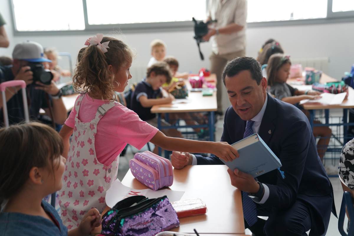 El presidente de la Junta durante el inicio del curso escolar.