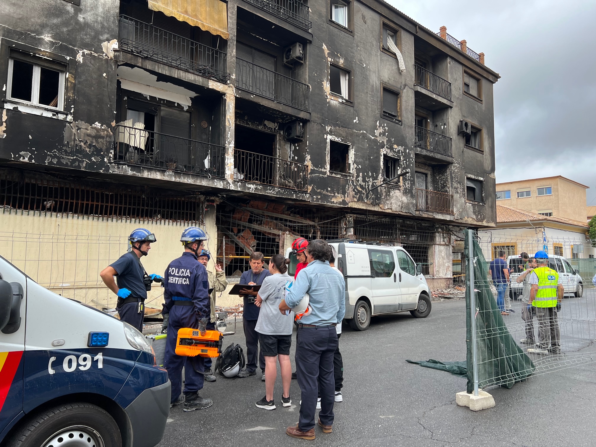 Agentes de la Policía Científica de Málaga han estado hoy en el edificio siniestrado.