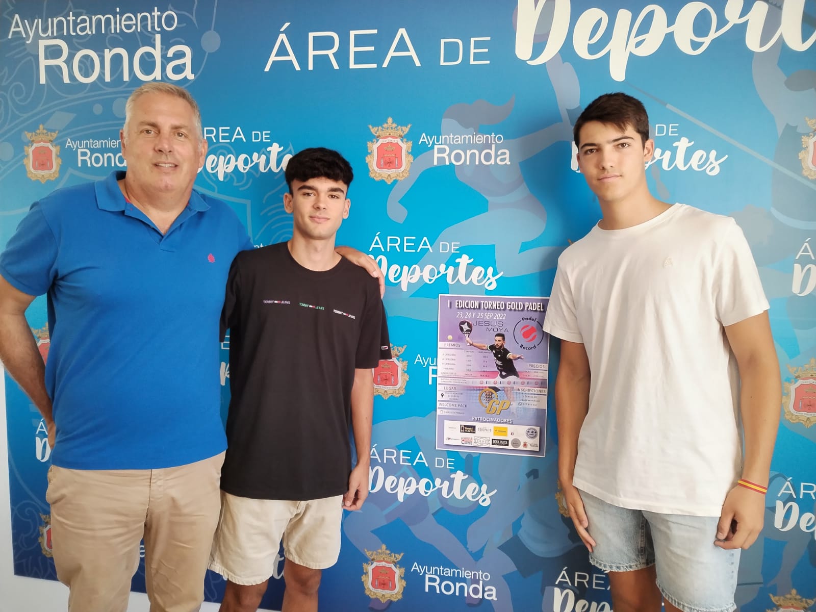 El concejal de deportes junto a los organizadores del torneo.