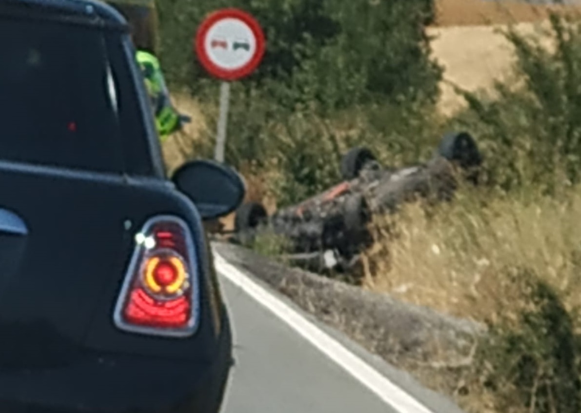 Pese a lo aparatoso que ha sido el accidente, afortunadamente la joven no presentaba, en un principio heridas de gravedad