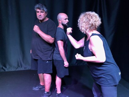 Los actores y la directora, en un ensayo.