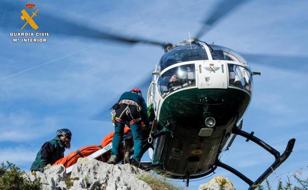 Imagen de archivo de un rescate en montaña realizado por la Guardia Civil.