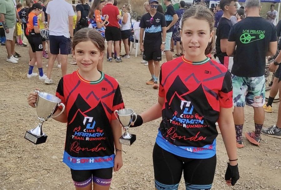 Las dle jóvenes deportistas con sus trofeos tras la prueba.