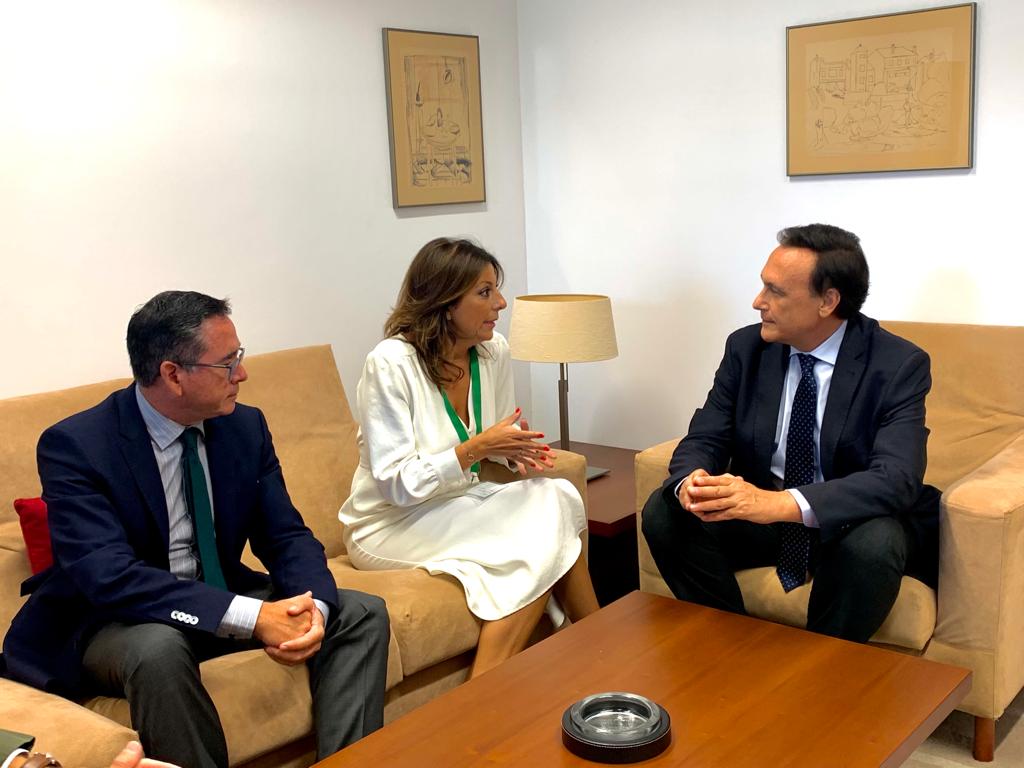 Hoy se ha reunido en Sevilla la alcaldesa con el consejero de Universidades de la Junta.