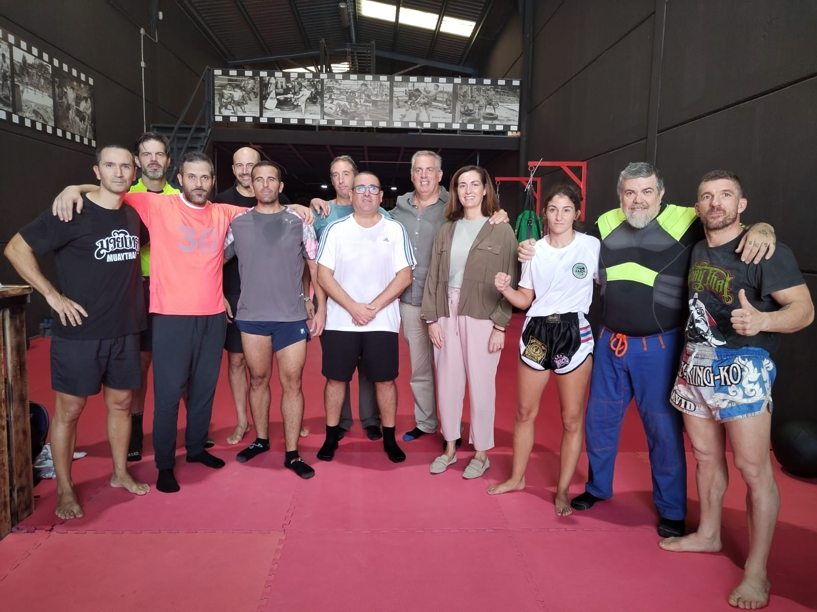 Concejales y formadores junto a agentes de la Policía Local en el gimnasio.