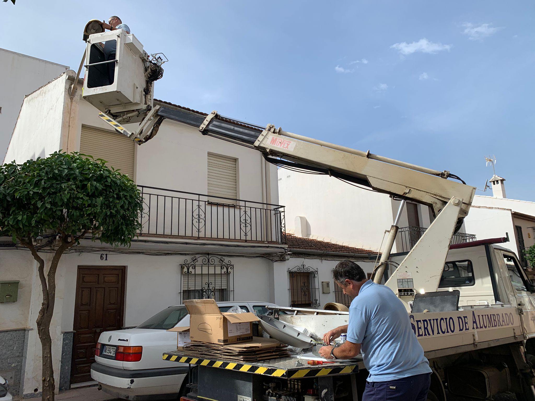 Trabajos de la brigada municipal de alumbrado en la calle Antonio Ordóñez.