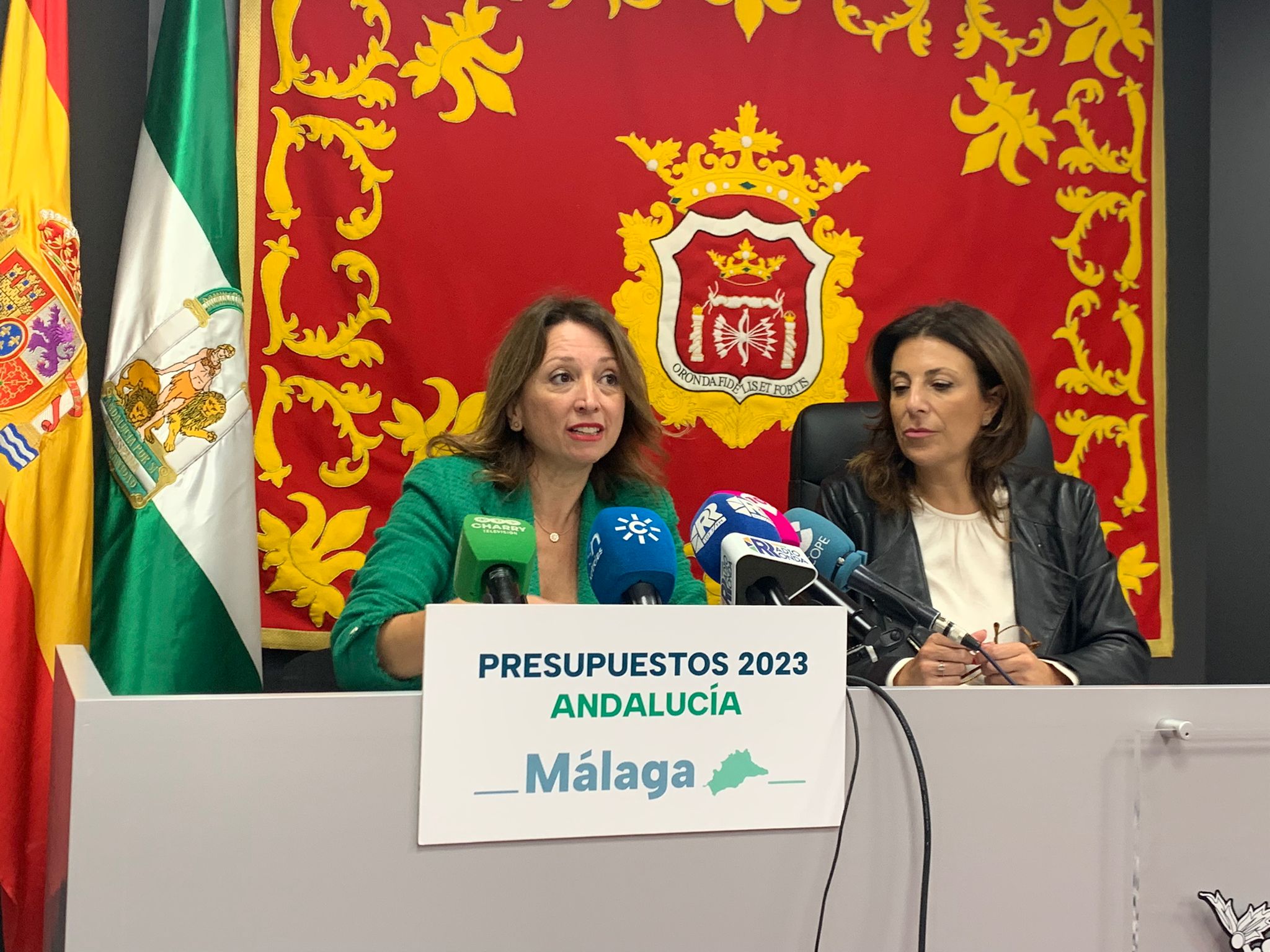 La delegada del Gobierno andaluz junto con la alcaldesa de Ronda durante la rueda de prensa.