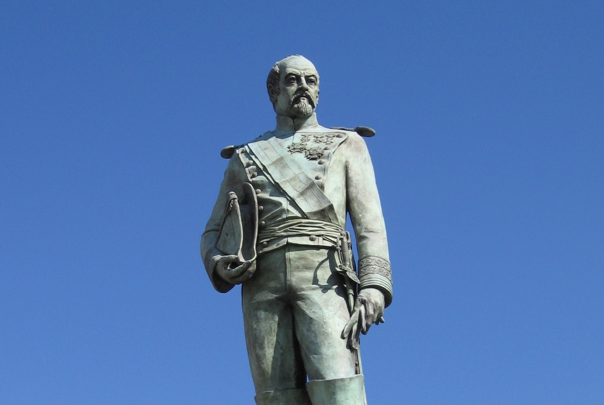 Estatua de Francisco Javier Girón y Ezpeleta situada en Madrid.