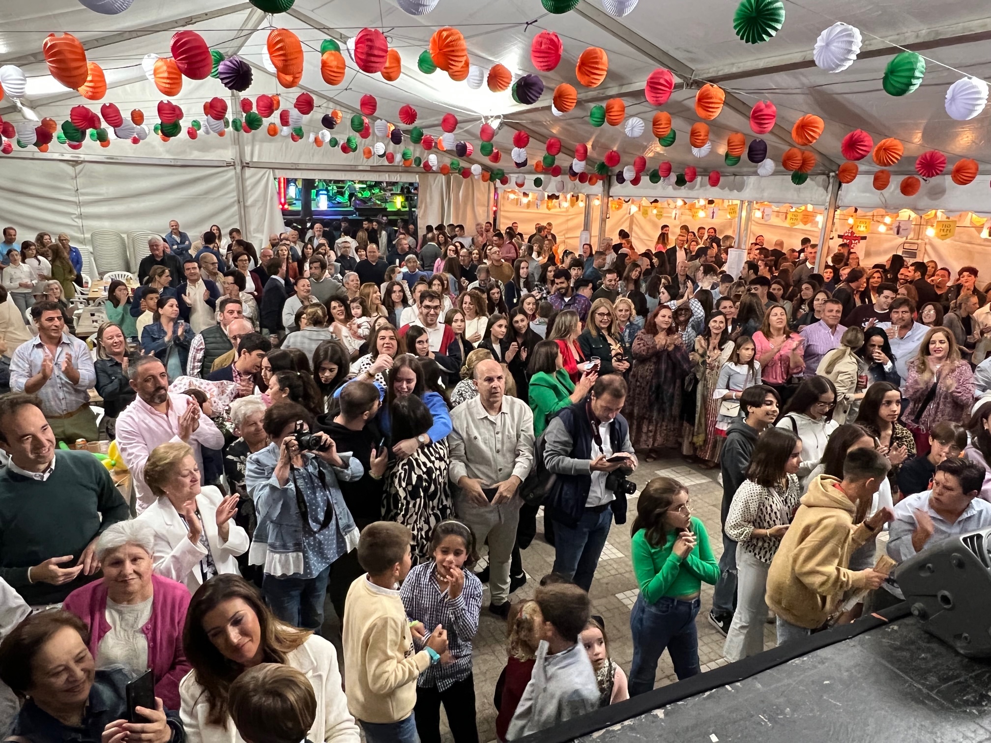 La caseta oficial de la feria contó anoche con una gran animación.