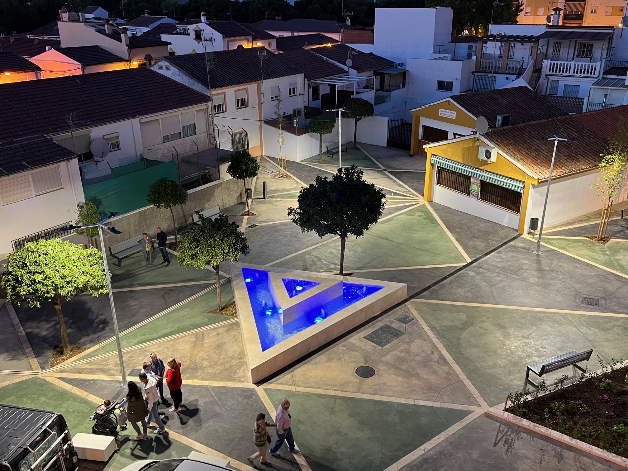 La plaza Elisa Elvira Pérez presenta una nueva imagen tras su remodelación.