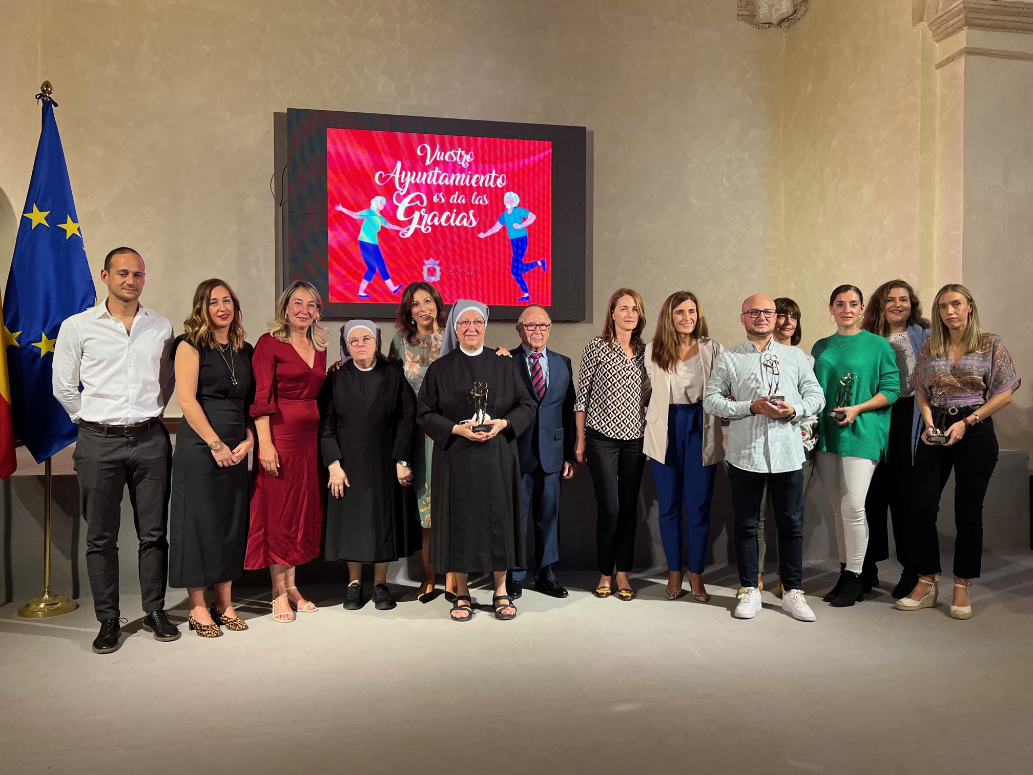 la alcaldesa y la delegada del Mayor con las asociaciones y residencias homenajeadas.
