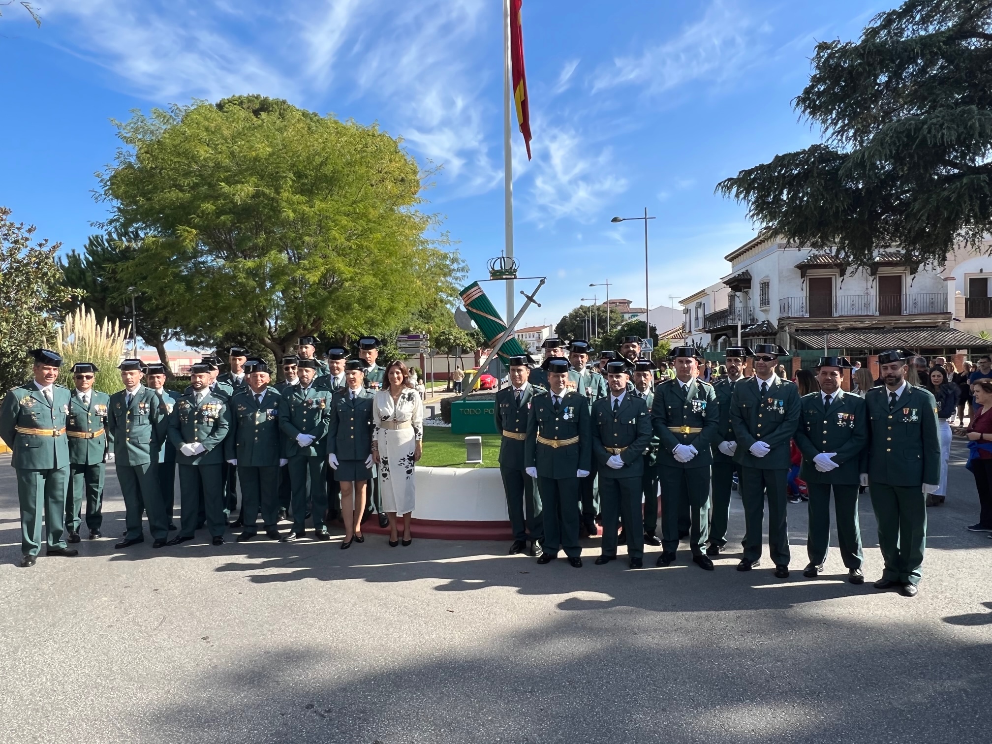Ronda celebra el Día de la Hispanidad descubriendo un monumento dedicado a la Guardia Civil