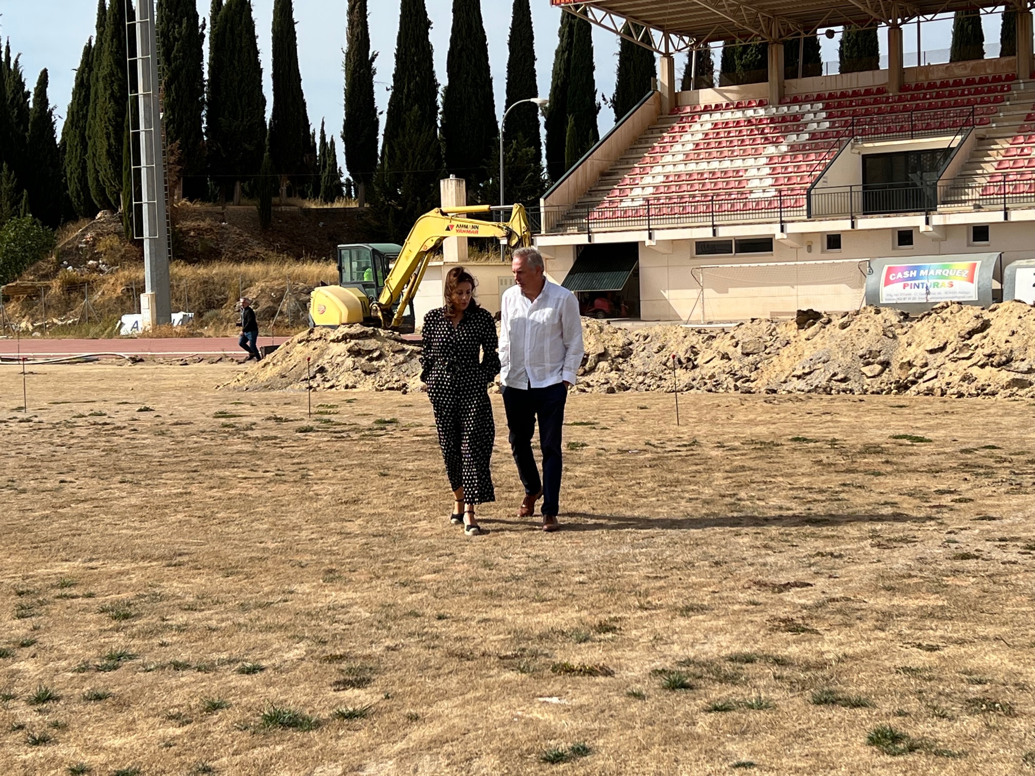 Comienzan los trabajos de instalación del nuevo césped artificial en la ciudad deportiva