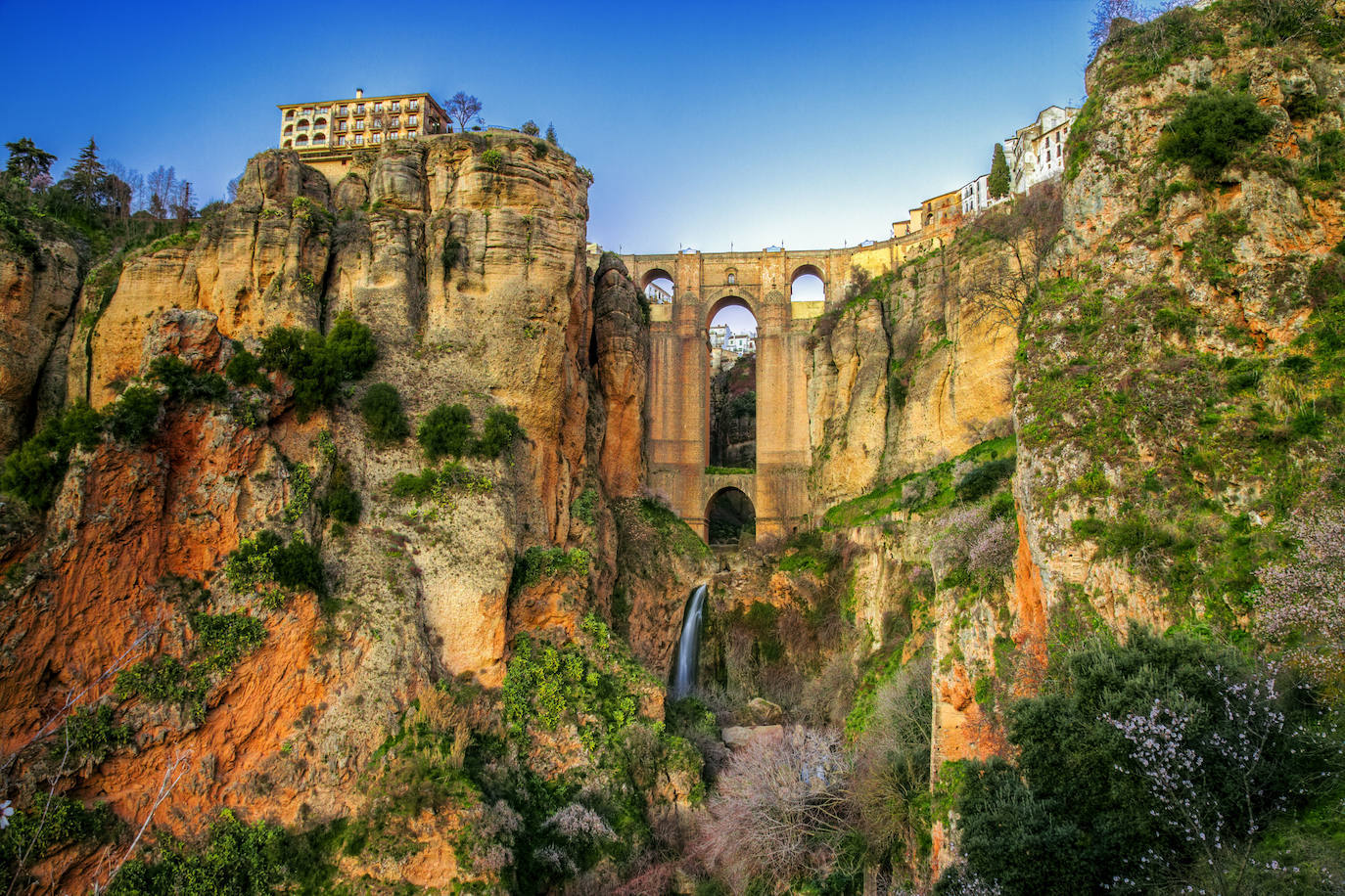El Puente de Ronda ha sido elegido por la aerolínea para morocinar este servicio.