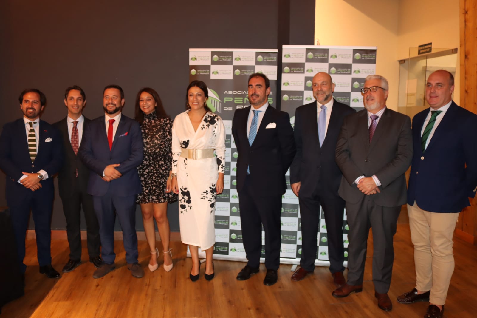 La alcaldesa y la concejal de Fiestas junto a la nueva junta de la Asociación de Peñas.