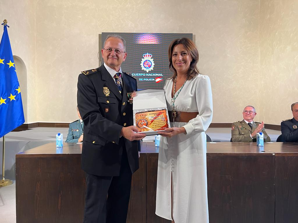 La Policía Nacional ha reconocido la colaboración que presta la alcaldesa a este cuerpo.
