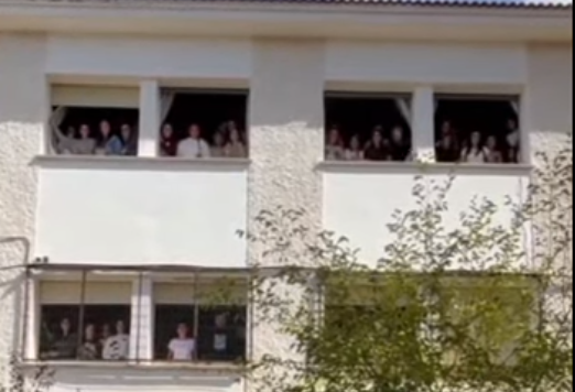 Estudiantes del instituto Pérez de Guzmán lanzan cánticos contra el machismo tras la polémica de la residencia de Madrid