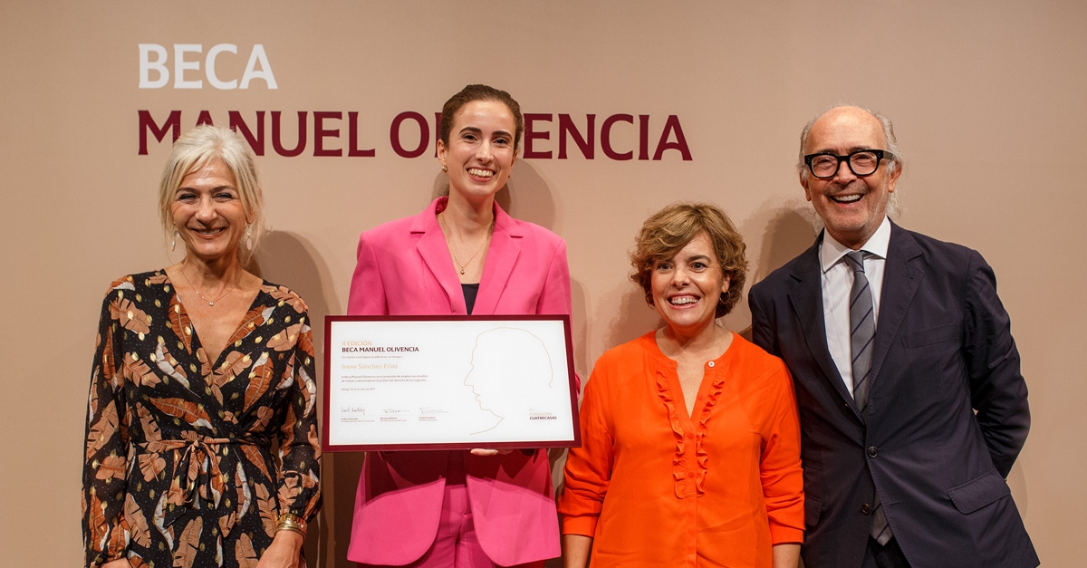 Momento en el que la consejera de Educación de entrega esta importante beca.