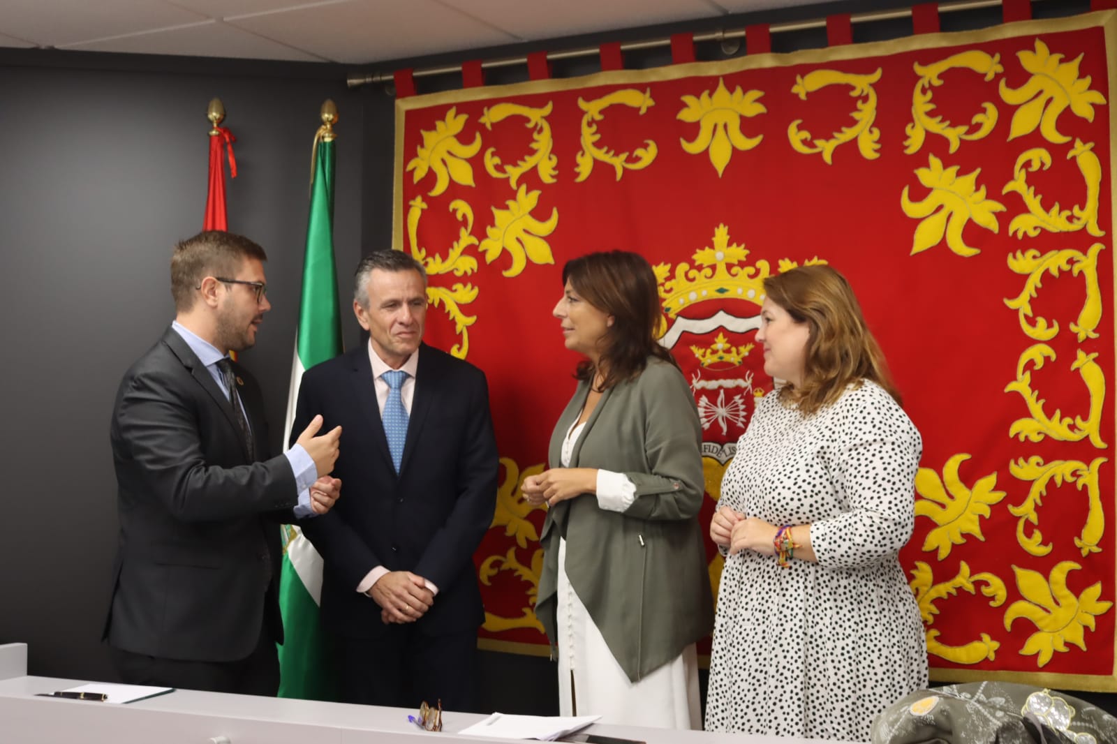 La alcaldesa y responsables de la Diputación han anunciado este nuevo servicio.