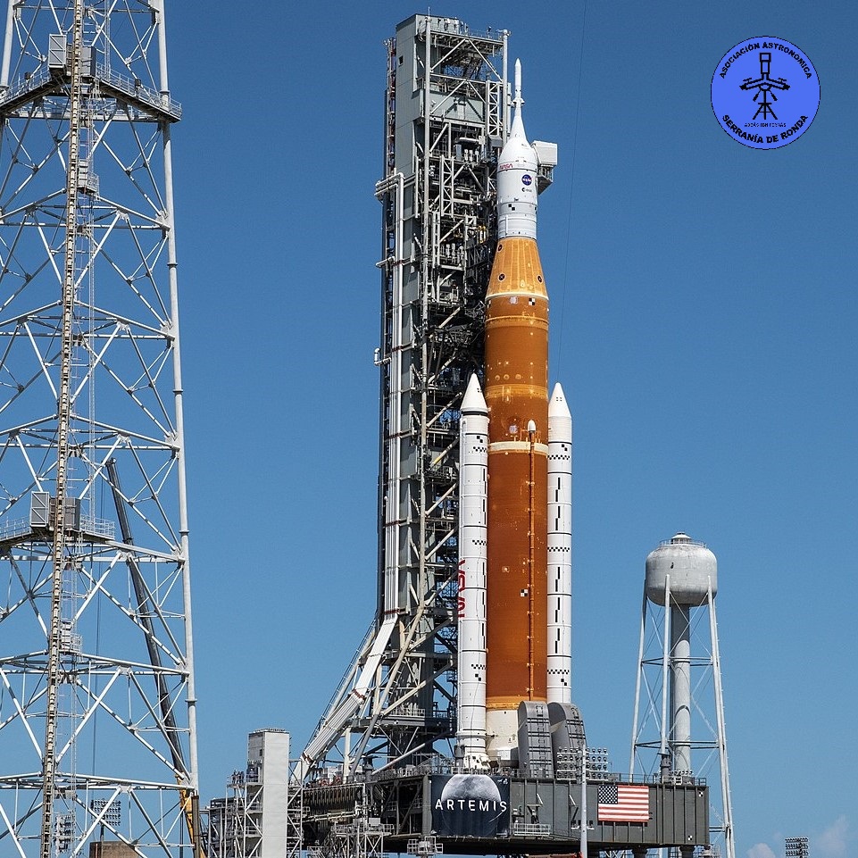 El cohete SLS en la plataforma de lanzamiento.