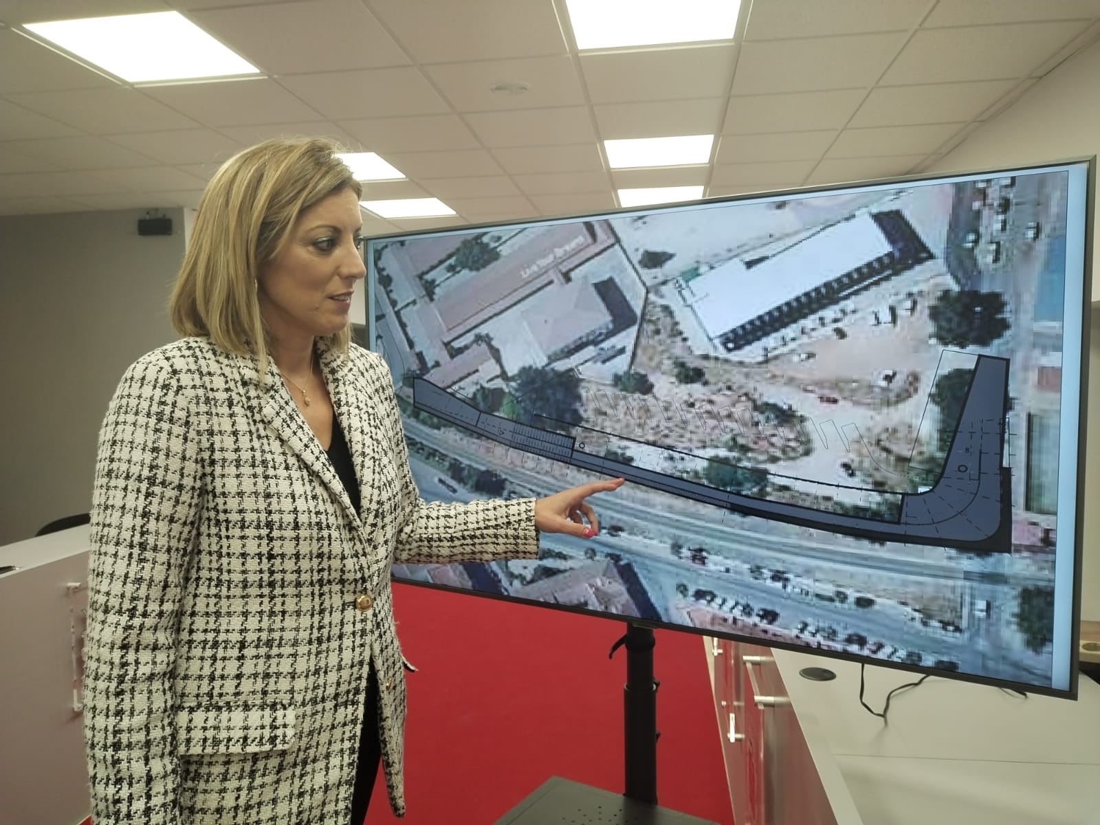 La concejal de Contratación muestra el nuevo vial de acceso al Polígono Industrial.