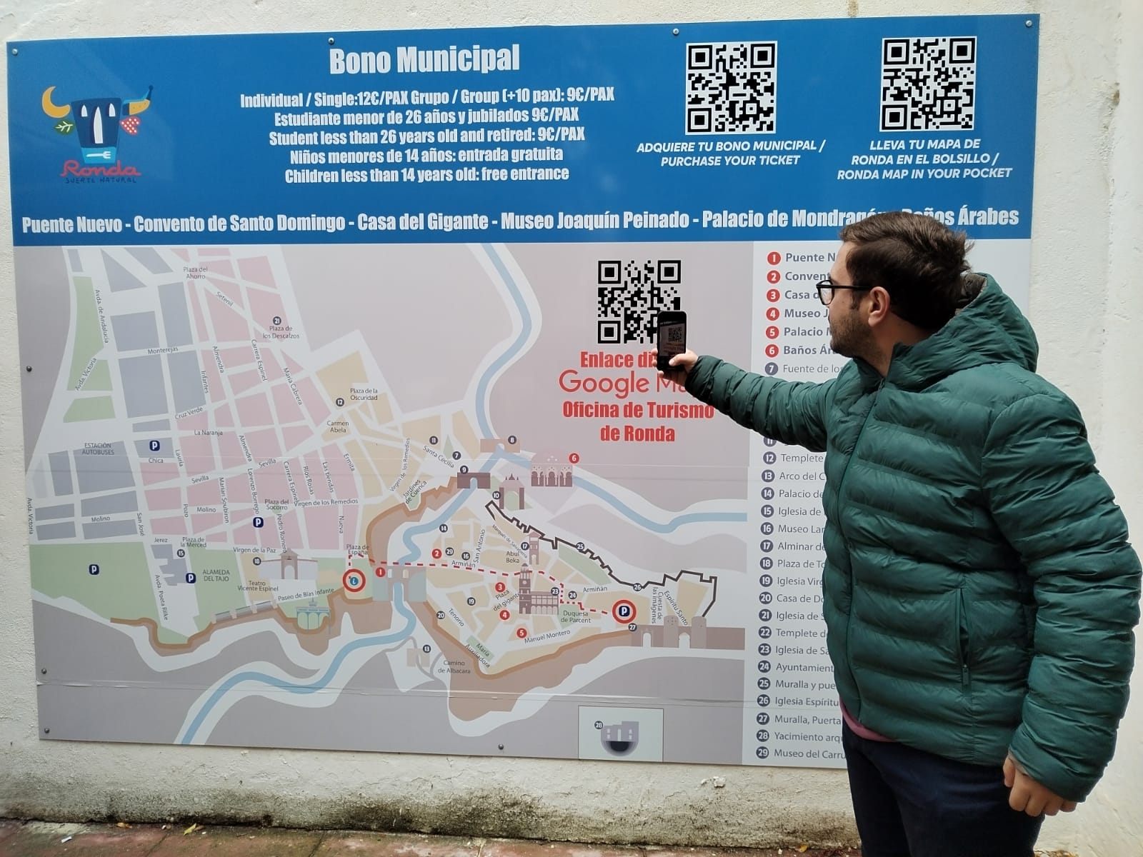 El concejal de Turismo muestra los paneles informativos.