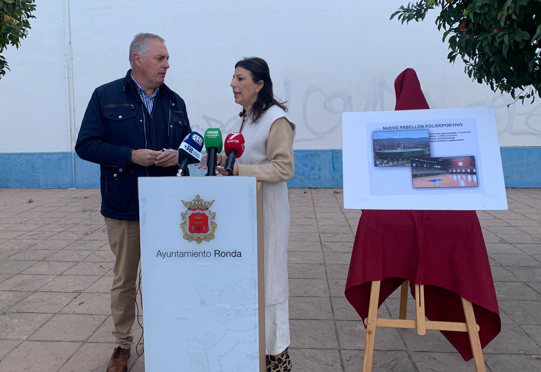 La alcaldesa y el concejal de Deportes han presentado el nuevo polideportivo de la carretera de El Burgo.