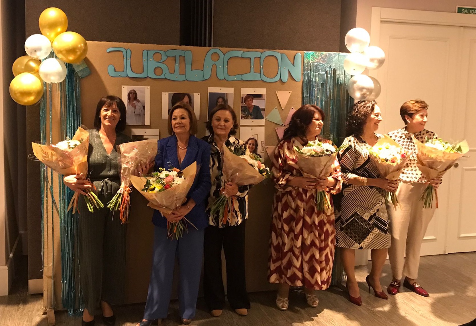 Seis de las homenajeadas en este acto de despedida de sus compañeros.