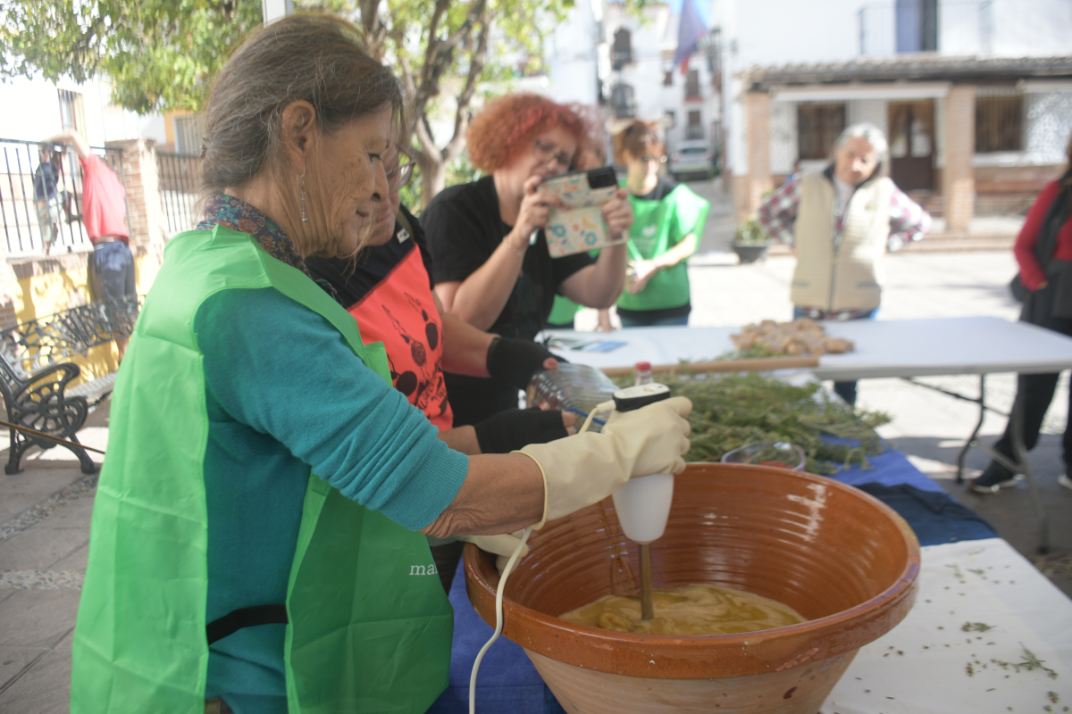 Vecinos de Algatocín aprenden a fabricar jabón ecológico en una campaña contra el cambio climático