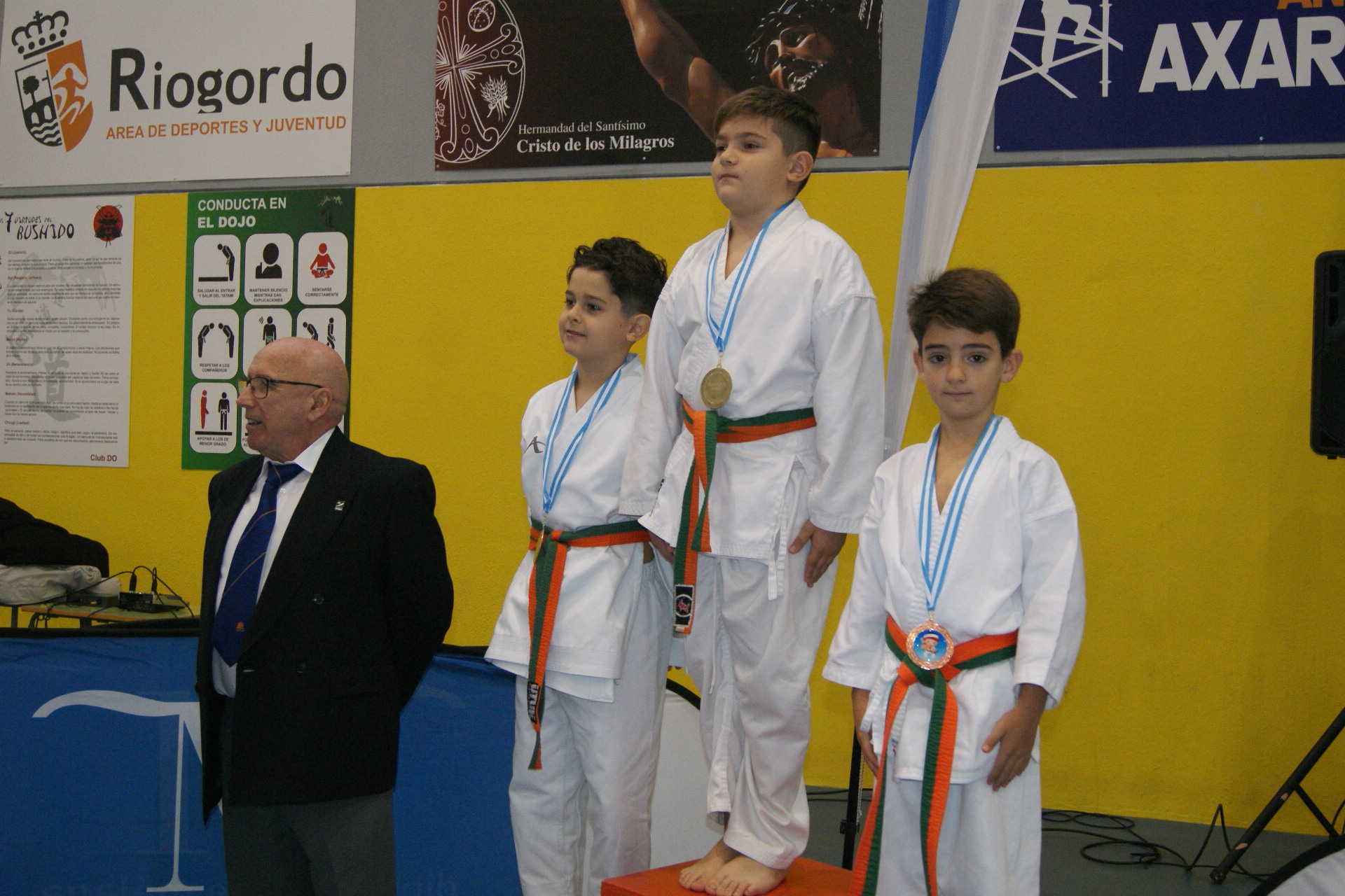Entrega de medallas en el campeonato de Riogordo.