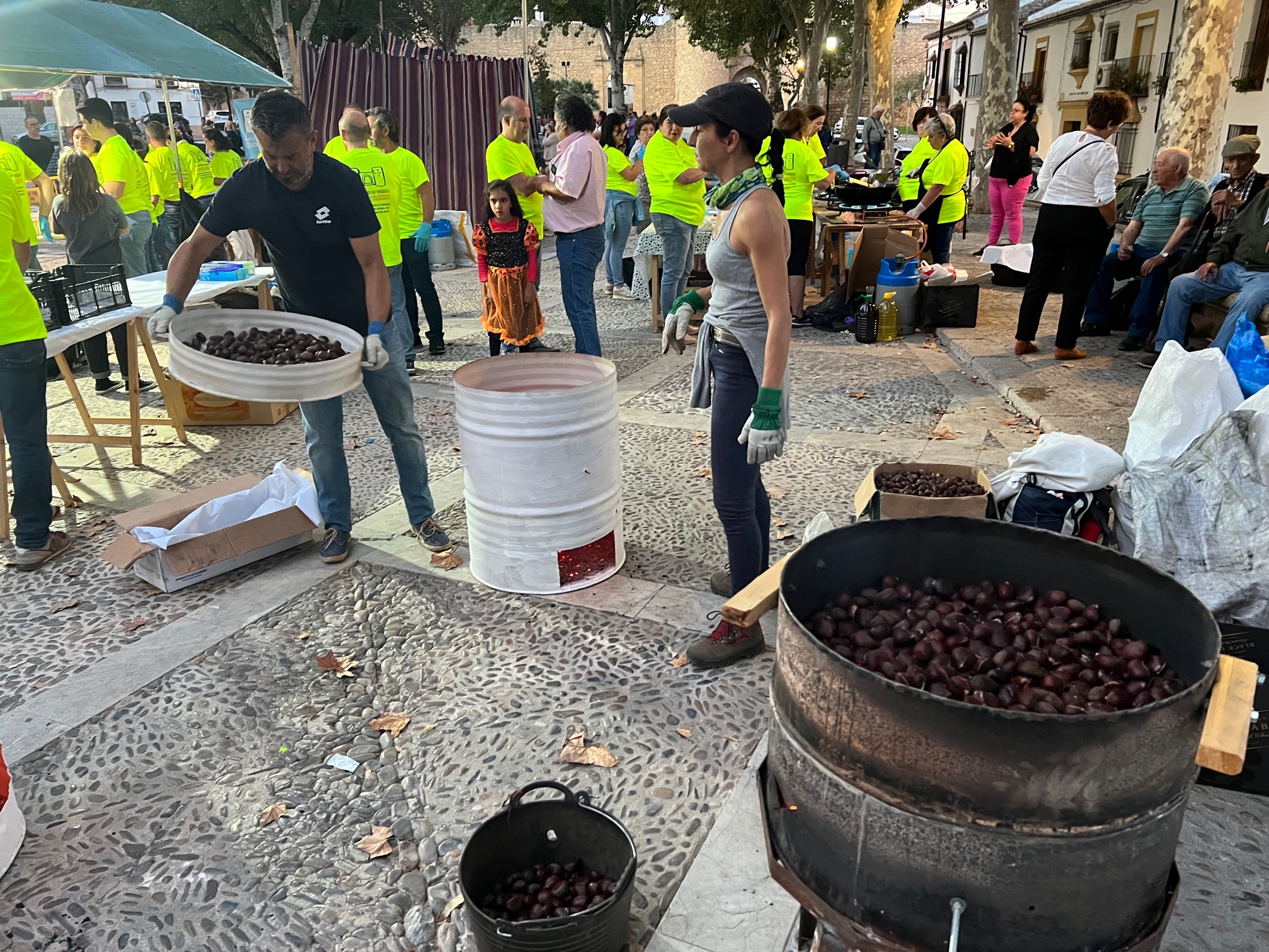 El barrio de San Francisco sigue impulsando las tradiciones con el tostón de castañas de Todos los Santos