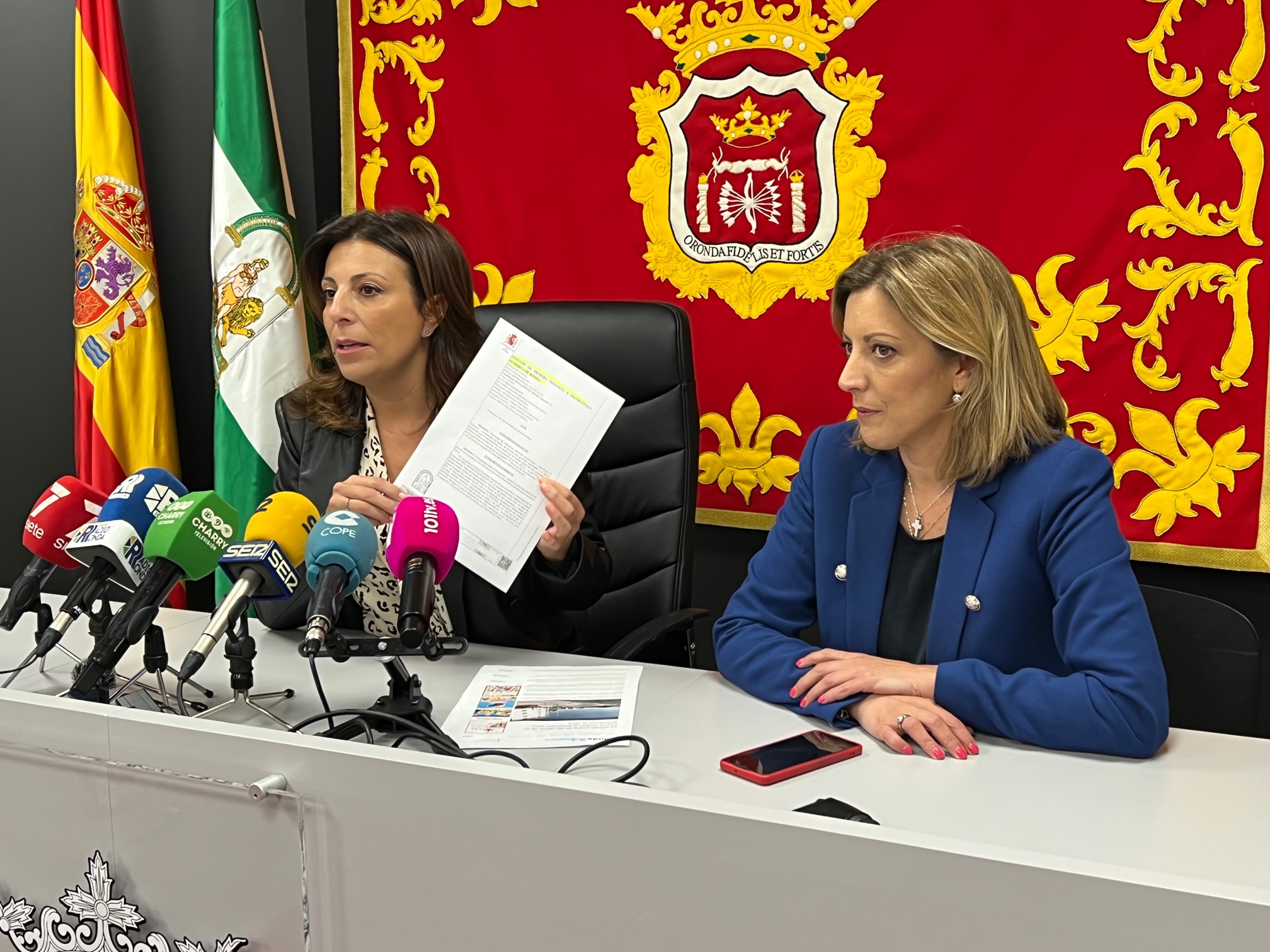 La alcaldesa y la concejal de Conratación durante la rueda de prensa.