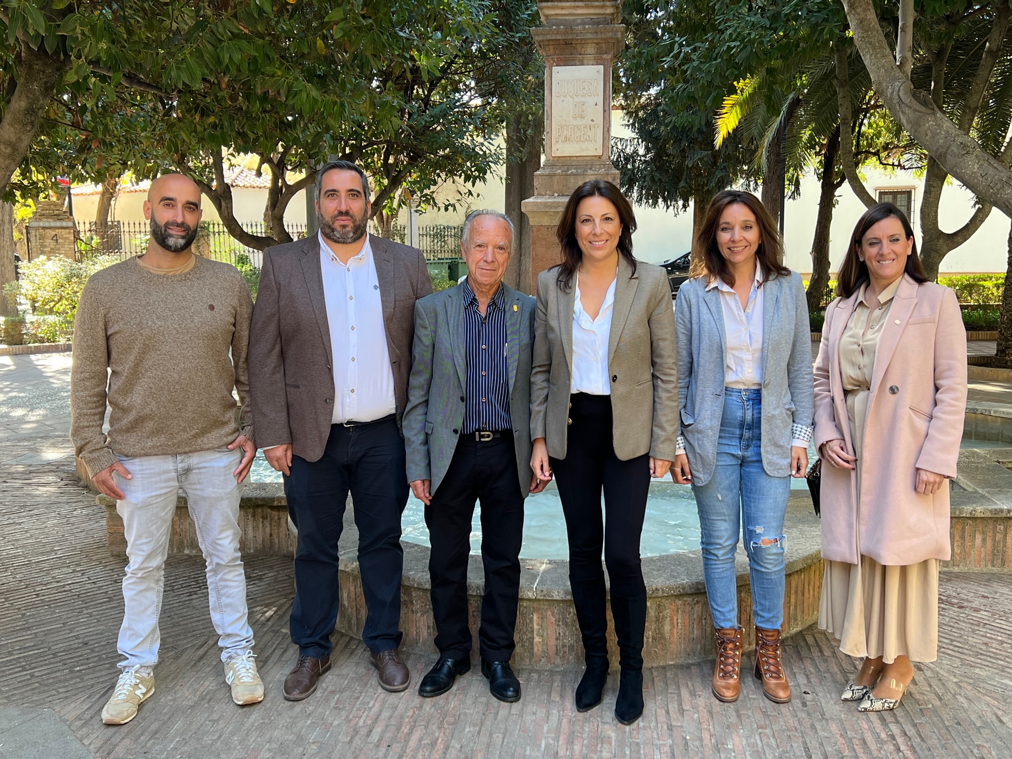 Sus Majestades junto a la alcaldesa, la edil de Fiestas y la Cartera Real.