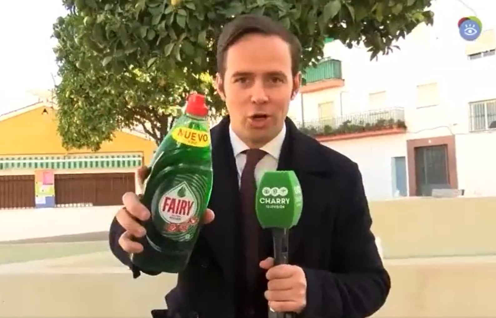 Nacho Alonso con un bote de lavavajillas cantando la letrilla del jabón. Imagen Canal Charry TV.