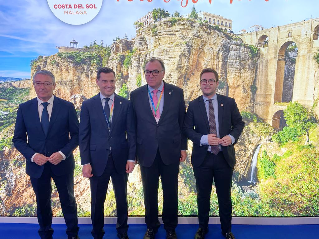 El presidente del Gobierno y el concejal de Turismo junto a la imagen del Tajo de Ronda en Londres.