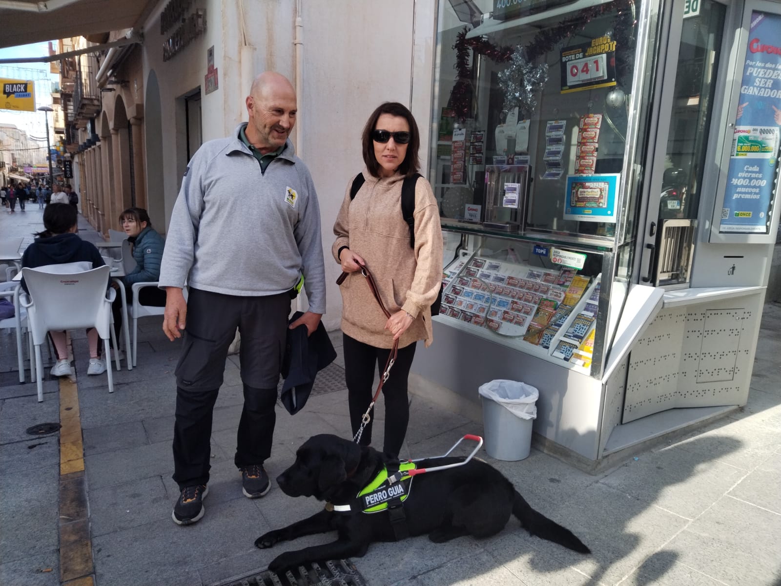 Koba junto a su instructor y su nueva dueña.