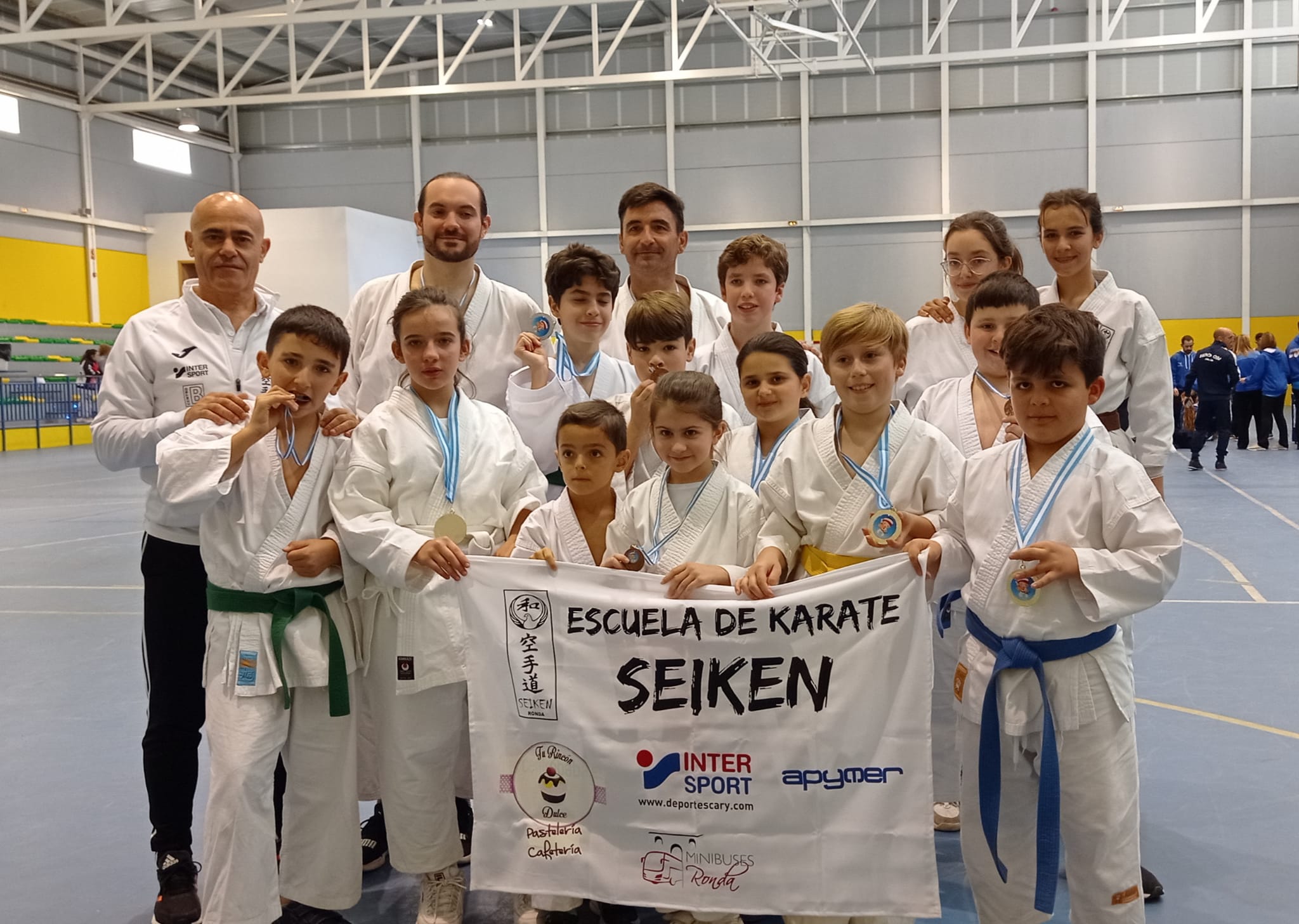 Los karatecas rondeños en el Campeonato de Riogordo.