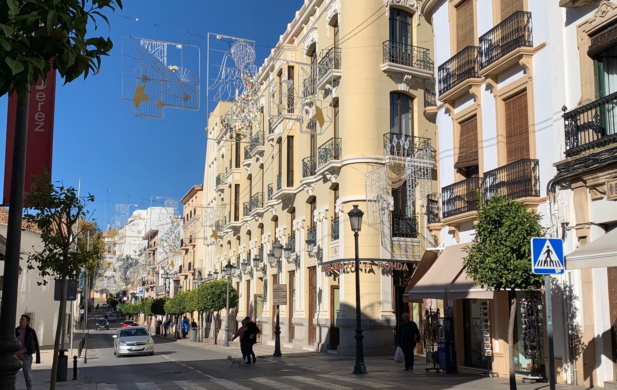 El alumbrado ocupa numerosas calles del centro y barriadas.