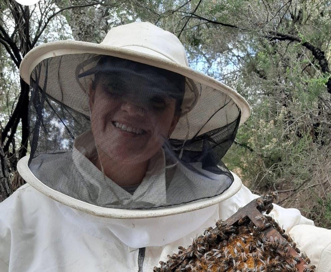 Virginia Márquez trabajando en las colmenas de abejas.